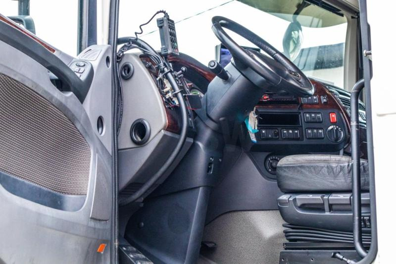 Interior photo 1: Hook lift truck DAF XF 510 - AJK