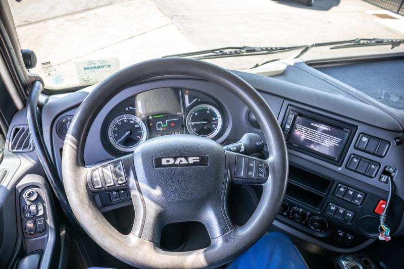 Interior photo 1: Tractor unit DAF XF 460-6X2-345.000 KM+ADR