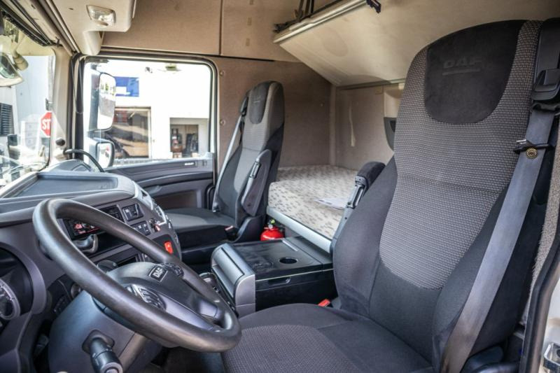 Interior photo 1: Tractor unit DAF XF 460-6X2-380 000 KM+ADR Interior photo 1: Tractor unit DAF XF 460-6X2-380 000 KM+ADR