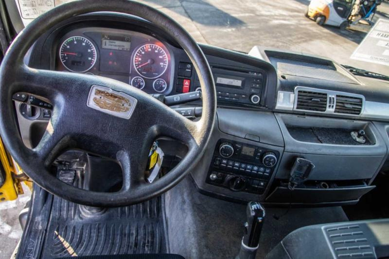 Interior photo 1: Tractor unit MAN TGS 18.360 BLS-4X4H