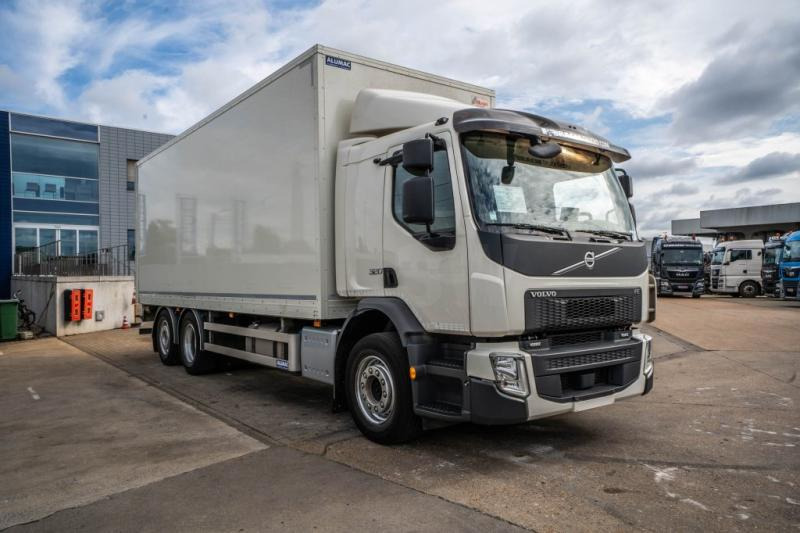 Volvo FE 320 -6X2 +DHOLLANDIA 2.5T- 194.400 KM - Box truck: picture 2 Volvo FE 320 -6X2 +DHOLLANDIA 2.5T- 194.400 KM - Box truck: picture 2