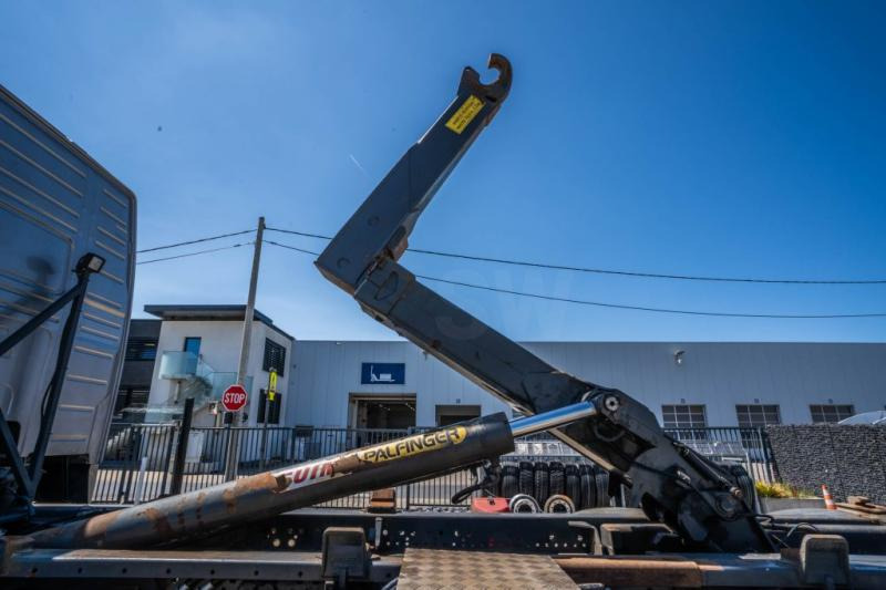 Volvo FH 480 - PALFINGER - Hook lift truck: picture 2 Volvo FH 480 - PALFINGER - Hook lift truck: picture 2
