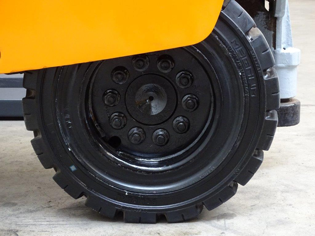 Hubtex DQ45-G - TRAVERSE - 4-way reach truck: picture 2 Hubtex DQ45-G - TRAVERSE - 4-way reach truck: picture 2