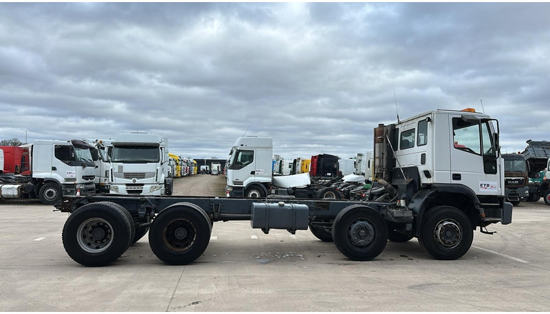 Iveco EUROTRAKKER 340 E 34 (BOITE MANUELLE / POMPE MANUELLE / LAMES / 8X4) - Cab chassis truck: picture 4 Iveco EUROTRAKKER 340 E 34 (BOITE MANUELLE / POMPE MANUELLE / LAMES / 8X4) - Cab chassis truck: picture 4
