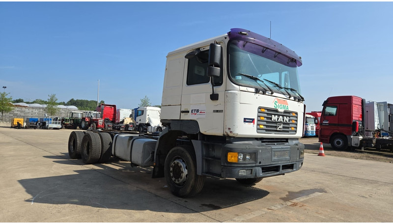 MAN 26.414 (6X4 / 6 CYLINDER / MANUAL GEARBOX / 10 TYRES / LONG CHASSIS / EURO 2) - Cab chassis truck: picture 3 MAN 26.414 (6X4 / 6 CYLINDER / MANUAL GEARBOX / 10 TYRES / LONG CHASSIS / EURO 2) - Cab chassis truck: picture 3