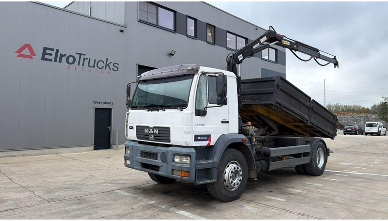 MAN LE 250 (MANUAL PUMP / MANUAL GEARBOX / TIPPER + CRANE / GOOD CONDITION) - Tipper, Crane truck: picture 1 MAN LE 250 (MANUAL PUMP / MANUAL GEARBOX / TIPPER + CRANE / GOOD CONDITION) - Tipper, Crane truck: picture 1