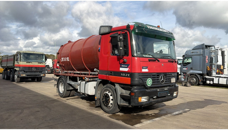 Mercedes-Benz Actros 1831 (EPS / V6 / 12000 L / 3 PEDALS / EURO 2 / MP1) - Vacuum truck: picture 2 Mercedes-Benz Actros 1831 (EPS / V6 / 12000 L / 3 PEDALS / EURO 2 / MP1) - Vacuum truck: picture 2