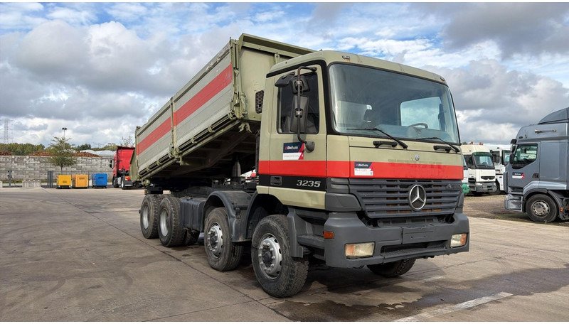 Mercedes-Benz Actros 3235 (EPS / LAMES / GRAND PONT / STEEL SUSP. / 3 PEDALES / MP1) - Tipper: picture 3 Mercedes-Benz Actros 3235 (EPS / LAMES / GRAND PONT / STEEL SUSP. / 3 PEDALES / MP1) - Tipper: picture 3