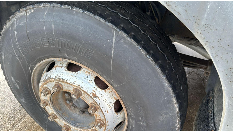 Vacuum truck Renault Kerax 370 (10970L / CAMION FRANCAIS / VIDANGEUR / 6X4 / LAMES / GRAND PONT): picture 9