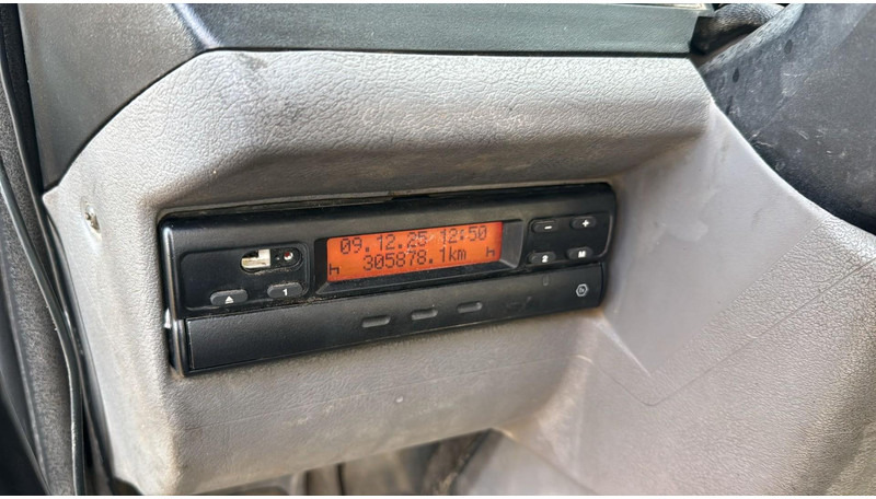 Vacuum truck Renault Kerax 370 (10970L / CAMION FRANCAIS / VIDANGEUR / 6X4 / LAMES / GRAND PONT): picture 12