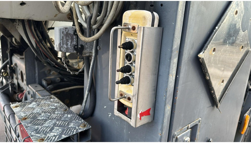 Vacuum truck Renault Kerax 370 (10970L / CAMION FRANCAIS / VIDANGEUR / 6X4 / LAMES / GRAND PONT): picture 17