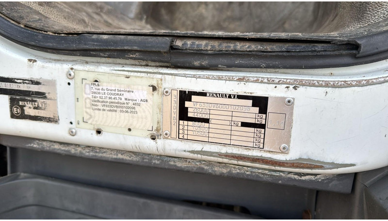 Vacuum truck Renault Kerax 370 (10970L / CAMION FRANCAIS / VIDANGEUR / 6X4 / LAMES / GRAND PONT): picture 16