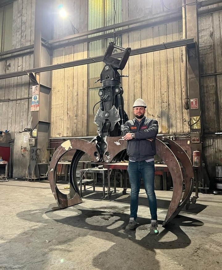 Hyundai R220 Log Grapple - Grapple: picture 5 Hyundai R220 Log Grapple - Grapple: picture 5