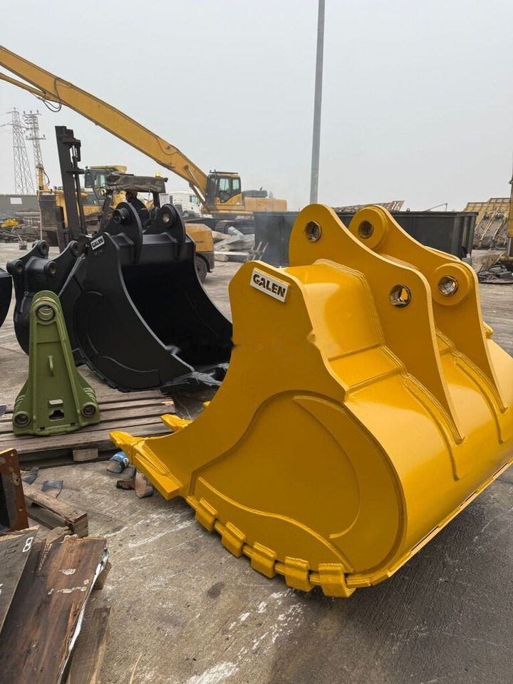 Komatsu PC300 Reinforced General Purpose Bucket - Excavator bucket: picture 4 Komatsu PC300 Reinforced General Purpose Bucket - Excavator bucket: picture 4