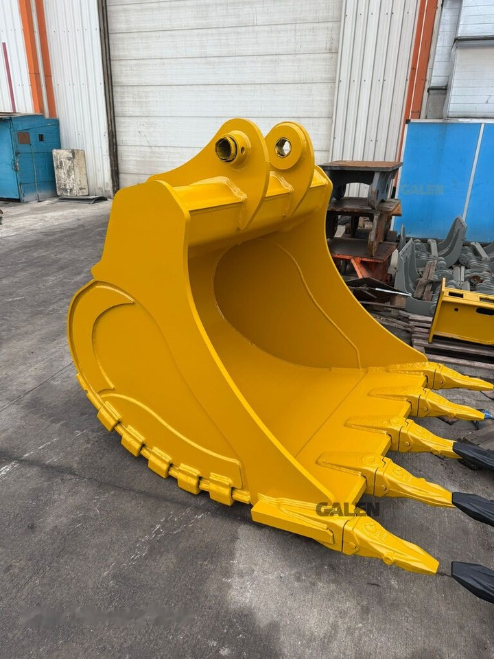 Komatsu PC300 Reinforced General Purpose Bucket - Excavator bucket: picture 3 Komatsu PC300 Reinforced General Purpose Bucket - Excavator bucket: picture 3