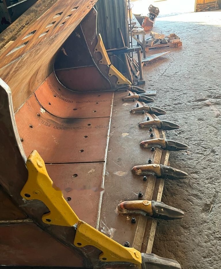 Komatsu WA470 Rock Bucket - Loader bucket: picture 3 Komatsu WA470 Rock Bucket - Loader bucket: picture 3