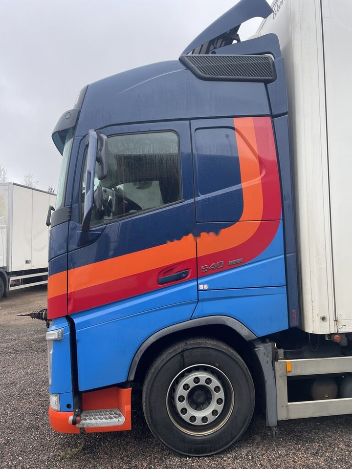 Volvo FH550 - Box truck: picture 3 Volvo FH550 - Box truck: picture 3