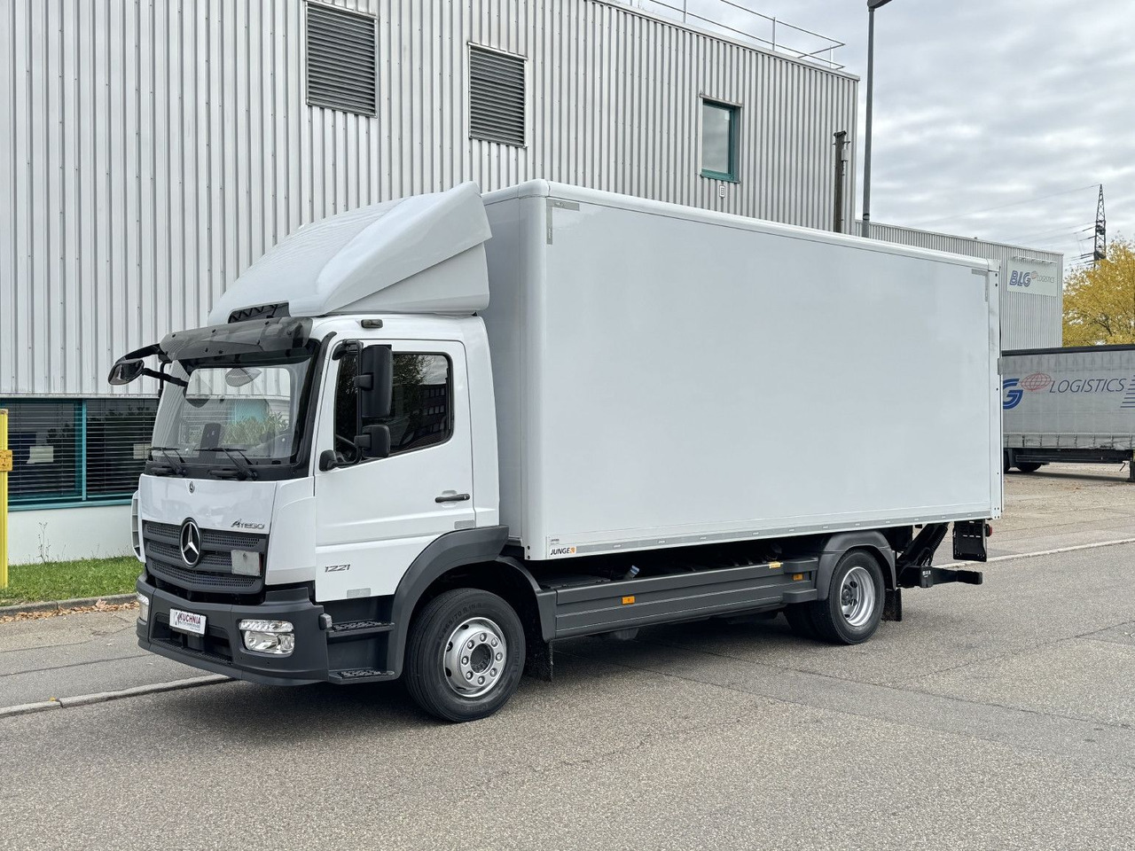 Mercedes-Benz Atego 1221 L Koffer 6,1m LBW AHK Klima TOP - Box truck: picture 3 Mercedes-Benz Atego 1221 L Koffer 6,1m LBW AHK Klima TOP - Box truck: picture 3