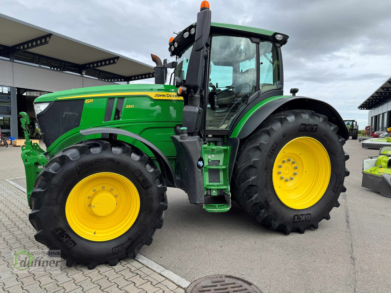 John Deere 6R 250 - Farm tractor: picture 5 John Deere 6R 250 - Farm tractor: picture 5