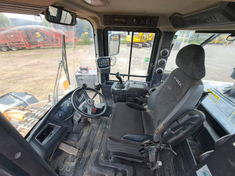 Wheel loader Hyundai HL940: picture 12