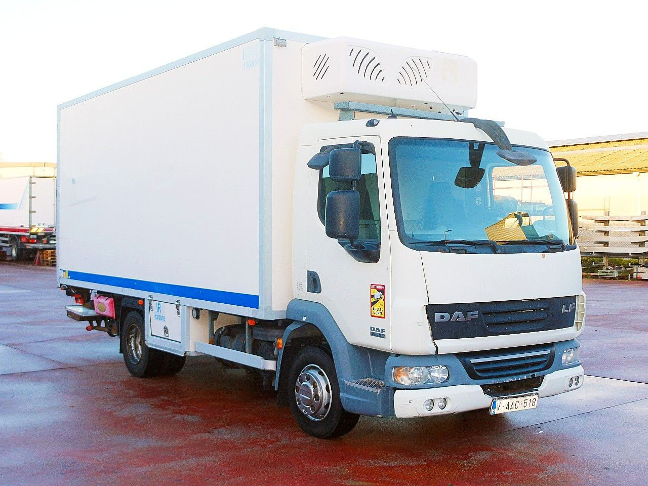 DAF LF 45.160 ISOTHERM KOFFER LADEBORDWAND - Refrigerator truck: picture 2 DAF LF 45.160 ISOTHERM KOFFER LADEBORDWAND - Refrigerator truck: picture 2