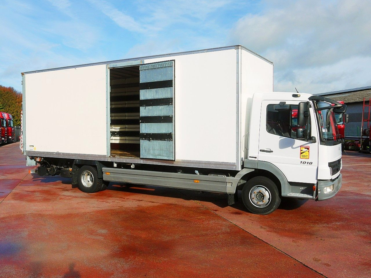 Mercedes-Benz 1018 ATEGO MEUBEL KOFFER A/C LBW LUFT 112tkm - Box truck: picture 3 Mercedes-Benz 1018 ATEGO MEUBEL KOFFER A/C LBW LUFT 112tkm - Box truck: picture 3