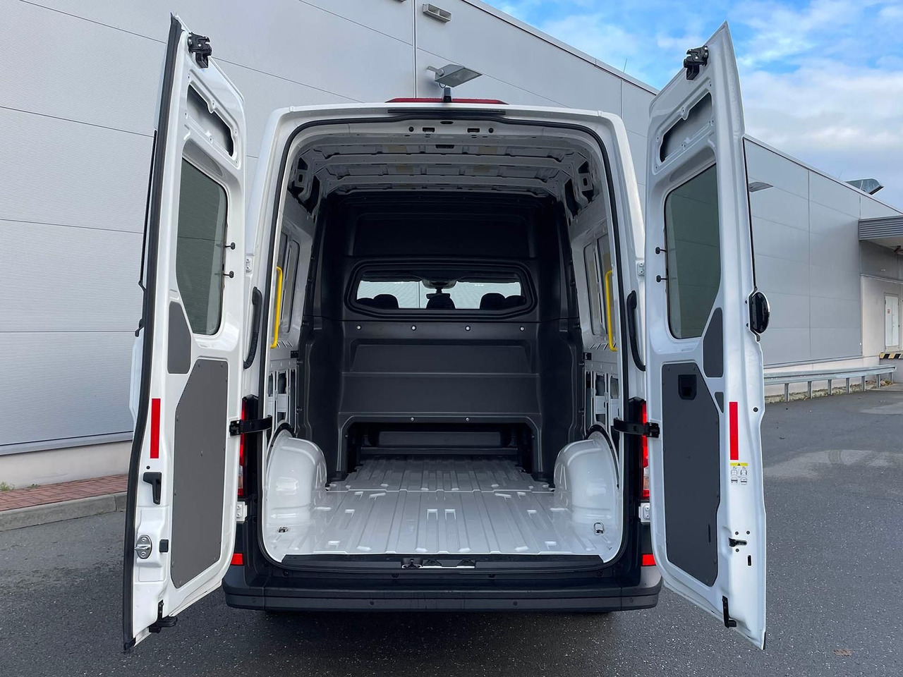 Passenger van Volkswagen Crafter MIXTO 35 L3H3 Autom NAV SITZH ACC 5SITZE: picture 9 Passenger van Volkswagen Crafter MIXTO 35 L3H3 Autom NAV SITZH ACC 5SITZE: picture 9