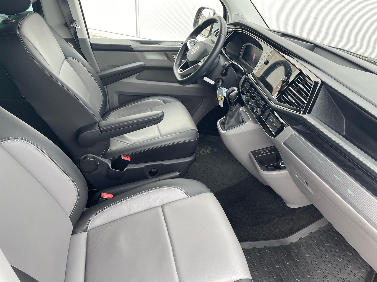 Passenger van Volkswagen T6.1 Caravelle Highline STANDHZ NAVI LEDER PDC: picture 16