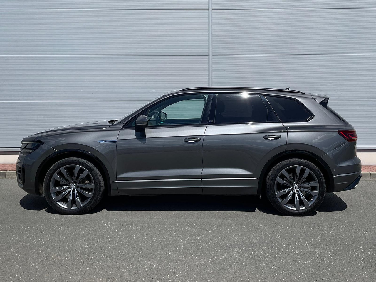 SUV Volkswagen Touareg 4.0 V8 TDI One Million 4M LEDER AHK ACC: picture 6