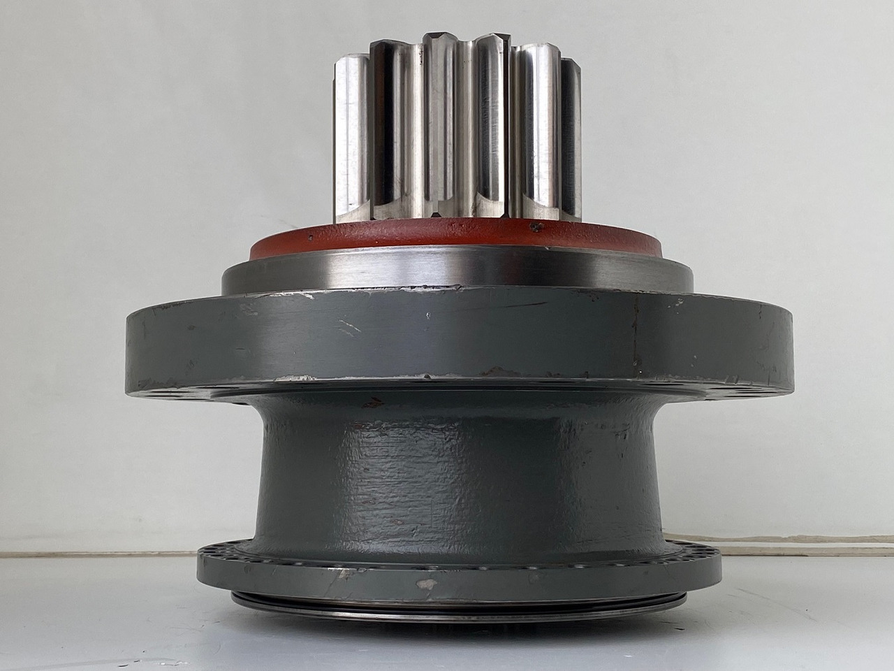 Liebherr Abtriebswellengehäuse ID-Nr.90013701 mit Abtriebswelle ID-Nr.90204999. SAT275/260 - SAT275/261 - SAT275/266 - SAT275/289. #047987# - Swing motor for Excavator: picture 5 Liebherr Abtriebswellengehäuse ID-Nr.90013701 mit Abtriebswelle ID-Nr.90204999. SAT275/260 - SAT275/261 - SAT275/266 - SAT275/289. #047987# - Swing motor for Excavator: picture 5