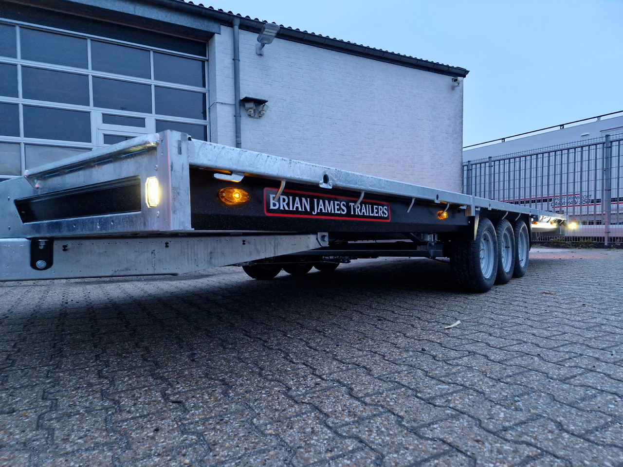 Dropside/ Flatbed trailer Brian James Trailer Connect 600x243cm plattform blackline Tridem 12" 3500kg: picture 7 Dropside/ Flatbed trailer Brian James Trailer Connect 600x243cm plattform blackline Tridem 12" 3500kg: picture 7