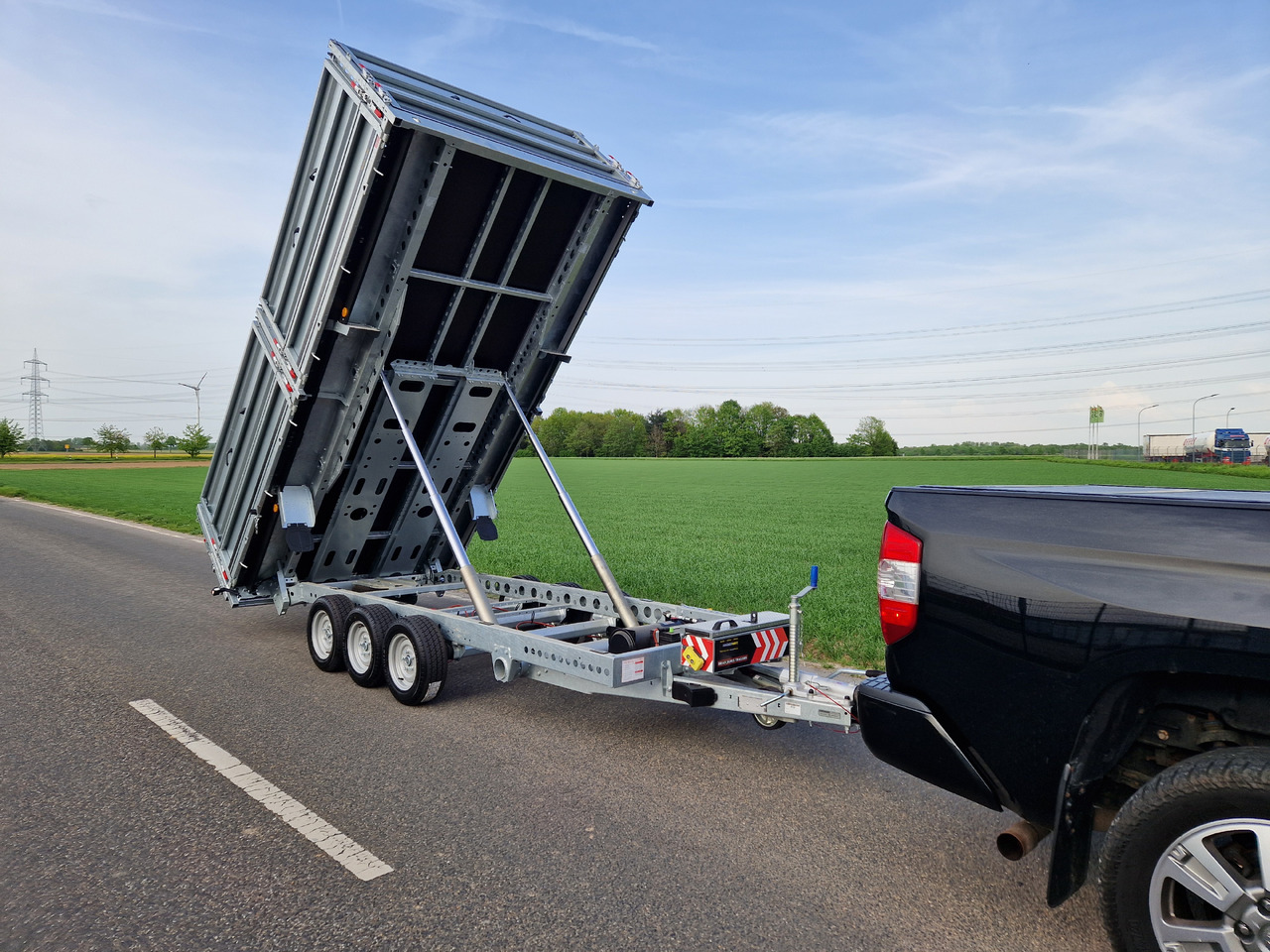 Brian James Trailer Tipper 526-4020 400x200x100cm Aufsatz elek. blackline LED Tridem 3500kg Aktion - Tipper trailer: picture 4 Brian James Trailer Tipper 526-4020 400x200x100cm Aufsatz elek. blackline LED Tridem 3500kg Aktion - Tipper trailer: picture 4