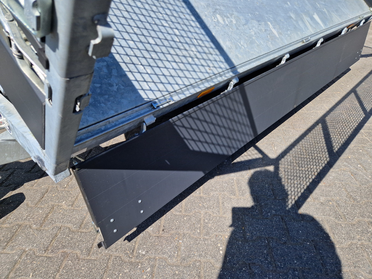 COBALT+ 335x180x40cm black +40cm hohe Aluwände Rampen Stützen Laubgitter 70cm Parabel 3500kg - Tipper trailer: picture 5 COBALT+ 335x180x40cm black +40cm hohe Aluwände Rampen Stützen Laubgitter 70cm Parabel 3500kg - Tipper trailer: picture 5