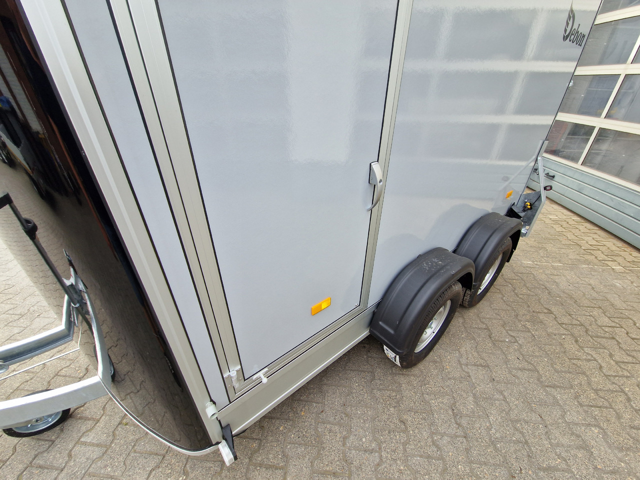 Cargo Roadster 500 312x167x199cm Sandwich Poly schwarz Seitenklappe Seitentür Pullman 100 km/H - Vending trailer: picture 4 Cargo Roadster 500 312x167x199cm Sandwich Poly schwarz Seitenklappe Seitentür Pullman 100 km/H - Vending trailer: picture 4