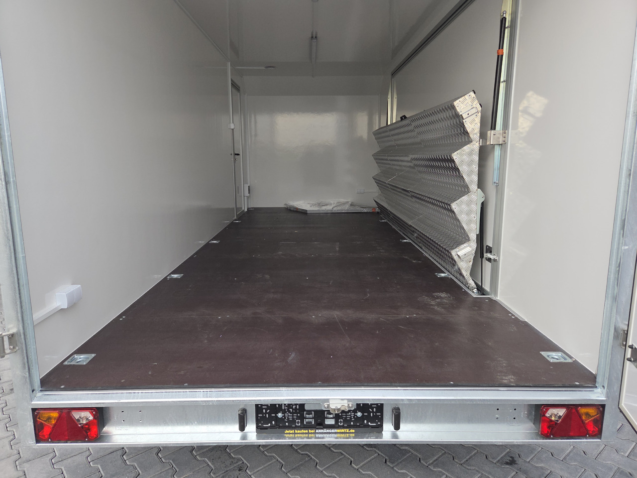 Event Trailer Koffer TWSP M 600T.01 600x230x210 Seitenklappe Treppe Hecktüren 230V 3000kg - Vending trailer: picture 5 Event Trailer Koffer TWSP M 600T.01 600x230x210 Seitenklappe Treppe Hecktüren 230V 3000kg - Vending trailer: picture 5