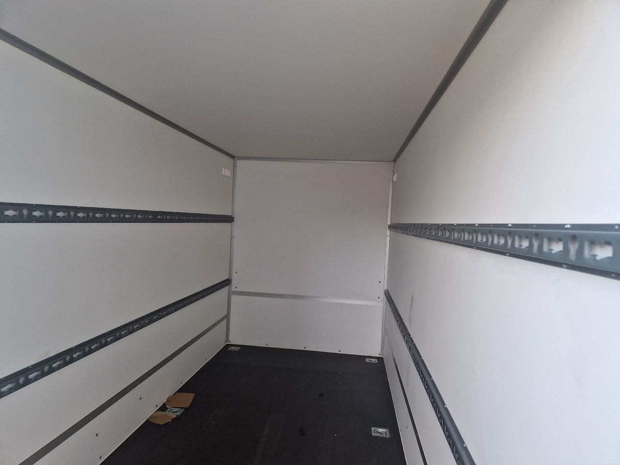 Kargo F2736HTD 358x146x180cm Zurrsystem (L) 2700kg 100km/H Modell 2025 - Closed box trailer: picture 4 Kargo F2736HTD 358x146x180cm Zurrsystem (L) 2700kg 100km/H Modell 2025 - Closed box trailer: picture 4