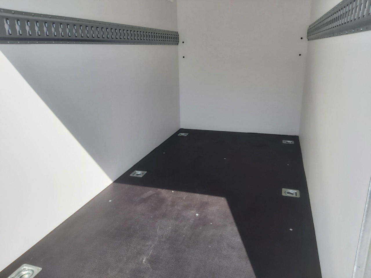 Kargo TFD 250.00 250x125x150cm Zurrsystem Heckrampe (S) 100km/H 750kg - Motorcycle trailer: picture 4 Kargo TFD 250.00 250x125x150cm Zurrsystem Heckrampe (S) 100km/H 750kg - Motorcycle trailer: picture 4