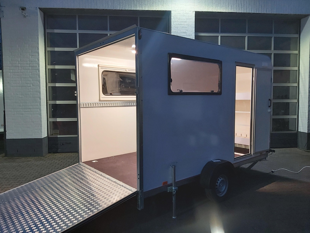 Koffer Sport Camp TFS 360.01 360x200x210cm aero Seitentür Heckrampe Fenster Bett (L) 100kmH 1300kg - Caravan: picture 2 Koffer Sport Camp TFS 360.01 360x200x210cm aero Seitentür Heckrampe Fenster Bett (L) 100kmH 1300kg - Caravan: picture 2