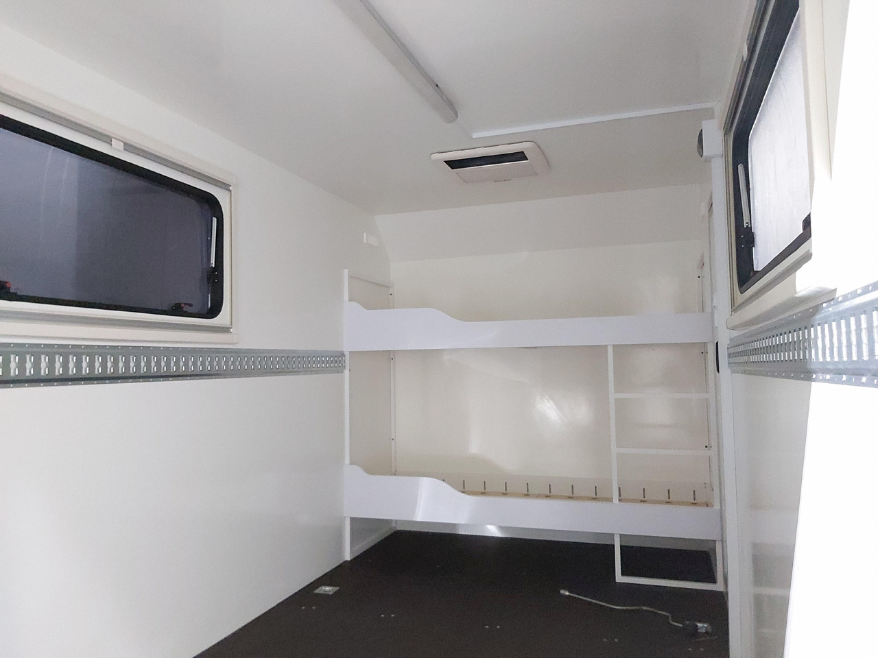 Koffer Sport Camp TFS 360.01 360x200x210cm aero Seitentür Heckrampe Fenster Bett (L) 100kmH 1300kg - Caravan: picture 3 Koffer Sport Camp TFS 360.01 360x200x210cm aero Seitentür Heckrampe Fenster Bett (L) 100kmH 1300kg - Caravan: picture 3