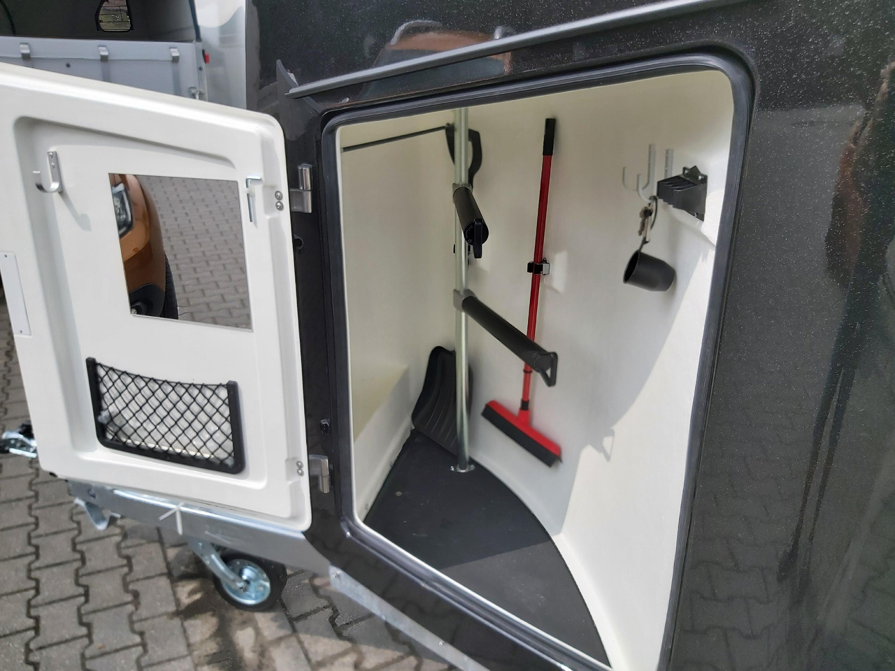 Horse trailer Pferdeanhänger Böckmann Comfort Esprit black Set Sattelkammer Trittschutz 100km/H 2400kg Modell 2024: picture 7