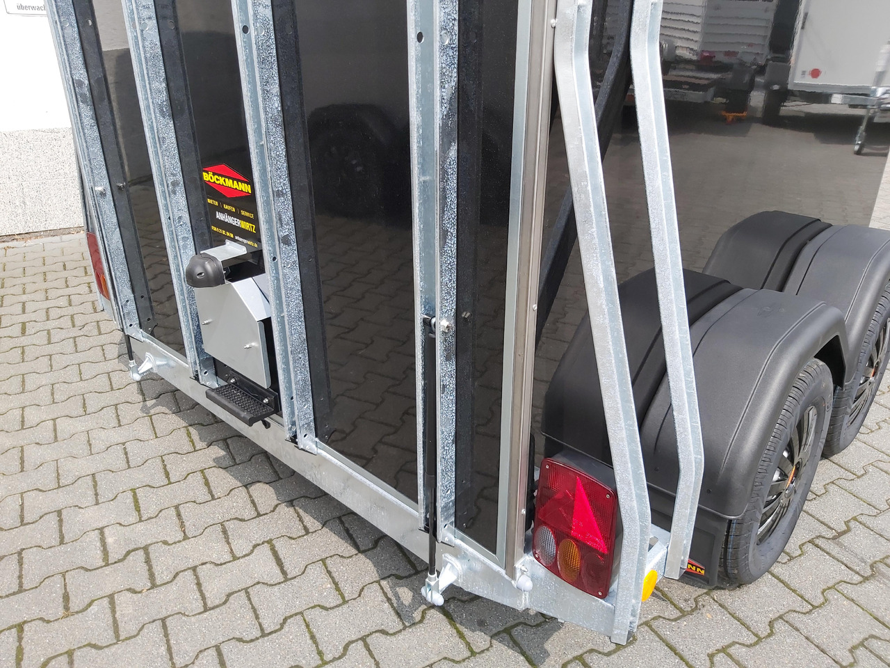 Horse trailer Pferdeanhänger Böckmann Comfort Esprit black Set Sattelkammer Trittschutz 100km/H 2400kg Modell 2024: picture 9
