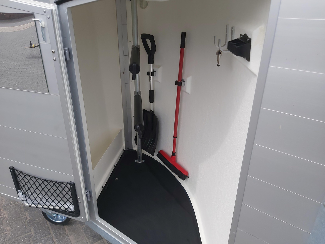 Pferdeanhänger Böckmann Portax Esprit silver&black silver SKASattelkammer Trittschutz 100km/H 2400kg - Horse trailer: picture 4 Pferdeanhänger Böckmann Portax Esprit silver&black silver SKASattelkammer Trittschutz 100km/H 2400kg - Horse trailer: picture 4