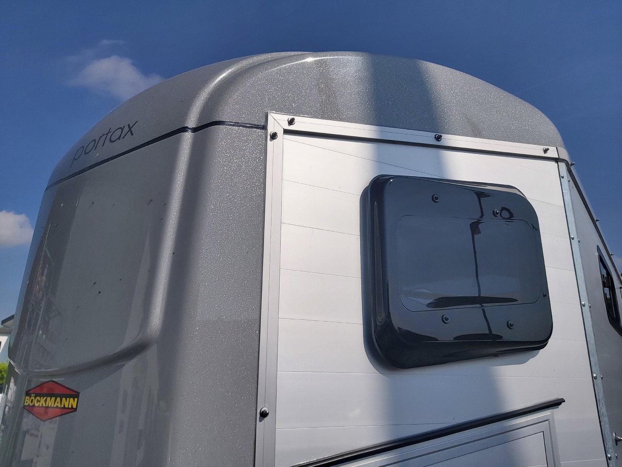 Pferdeanhänger Böckmann Portax Esprit silver&black silver SKASattelkammer Trittschutz 100km/H 2400kg - Horse trailer: picture 2 Pferdeanhänger Böckmann Portax Esprit silver&black silver SKASattelkammer Trittschutz 100km/H 2400kg - Horse trailer: picture 2