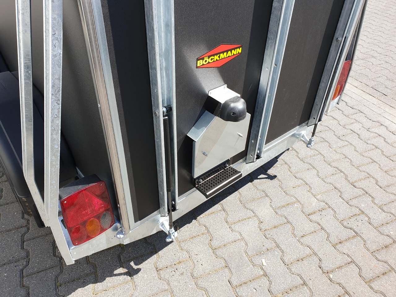 Horse trailer Pferdeanhänger Böckmann UNO Esprit silver & black Haube black 1600kg Modell 2023: picture 7
