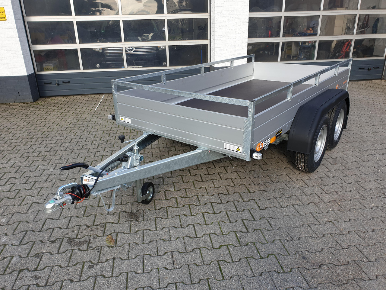 Saris Anhänger FW2700 McAlu Pro 305x153x45cm (M) 2700kg Winter online Aktion - Dropside/ Flatbed trailer: picture 1 Saris Anhänger FW2700 McAlu Pro 305x153x45cm (M) 2700kg Winter online Aktion - Dropside/ Flatbed trailer: picture 1