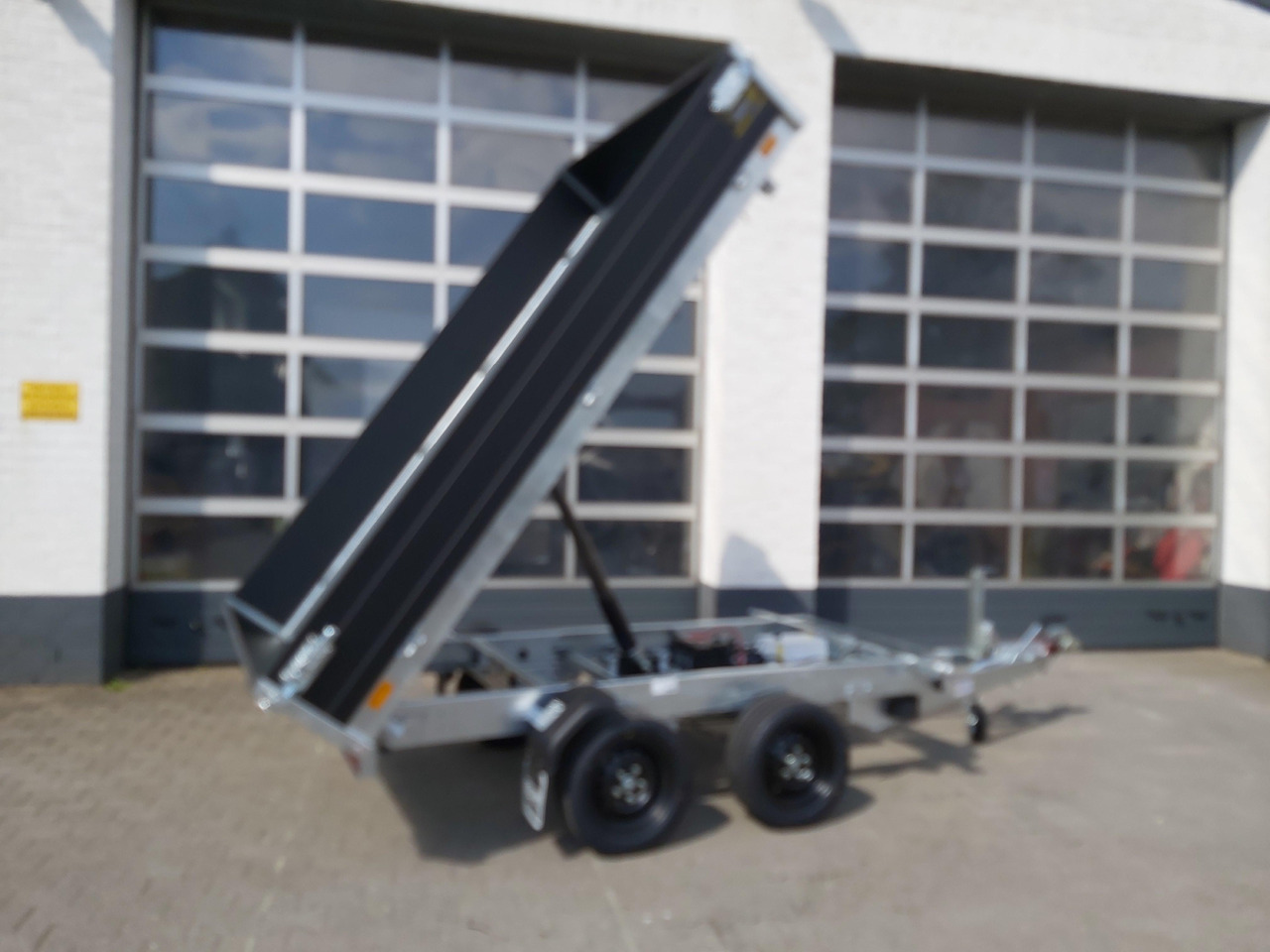Saris Kipper K3 276 170 2700 2 E 276x170x30cm black Edition Elektro 13" (S) 2700kg Januar Aktion - Tipper trailer: picture 5 Saris Kipper K3 276 170 2700 2 E 276x170x30cm black Edition Elektro 13" (S) 2700kg Januar Aktion - Tipper trailer: picture 5