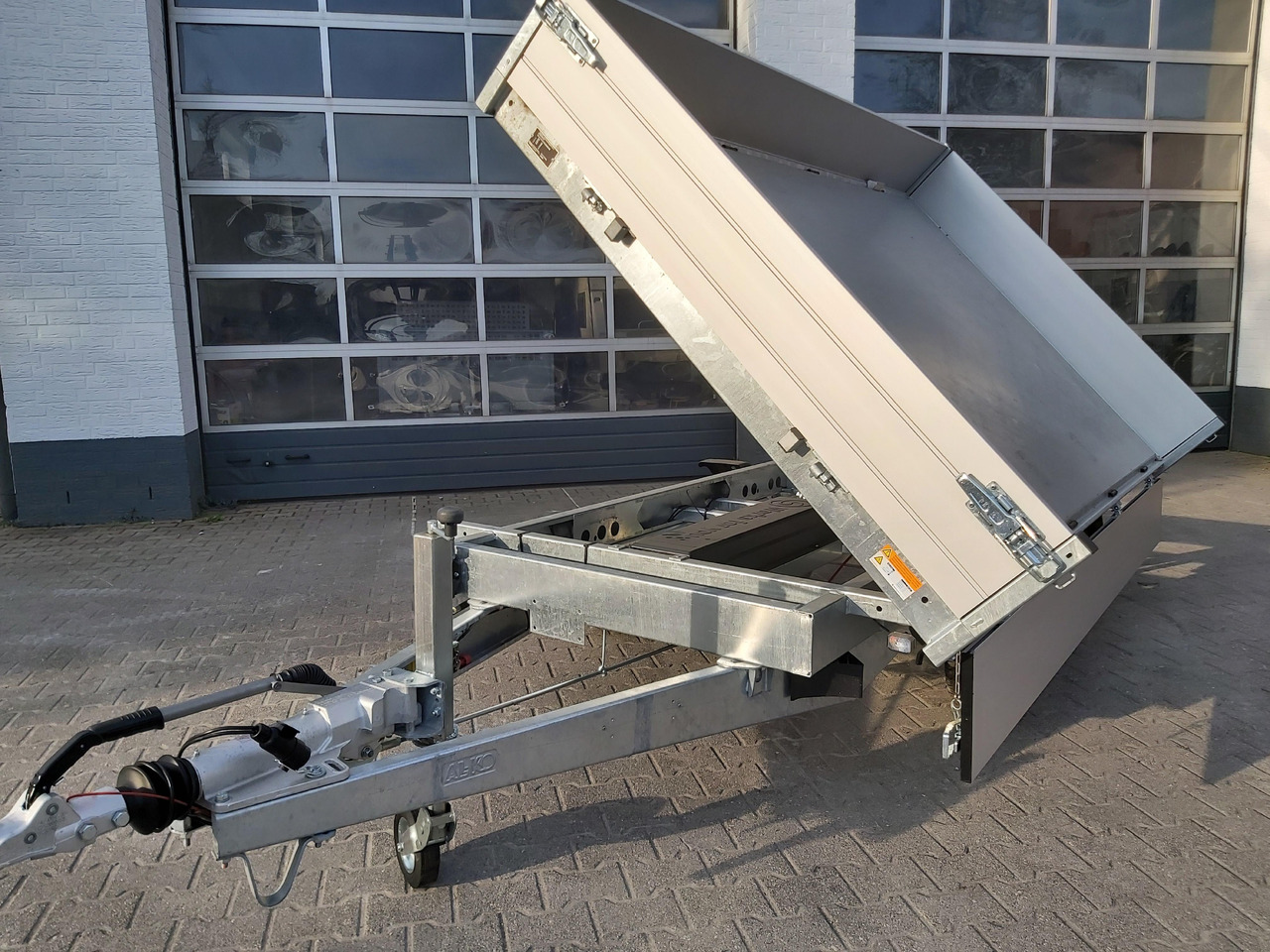 Saris Kipper K3 306 184 3500 2 E 306x184x30cm 3500kg silver Elektro NHP Stützen 13" 3500kg used - Tipper trailer: picture 1 Saris Kipper K3 306 184 3500 2 E 306x184x30cm 3500kg silver Elektro NHP Stützen 13" 3500kg used - Tipper trailer: picture 1