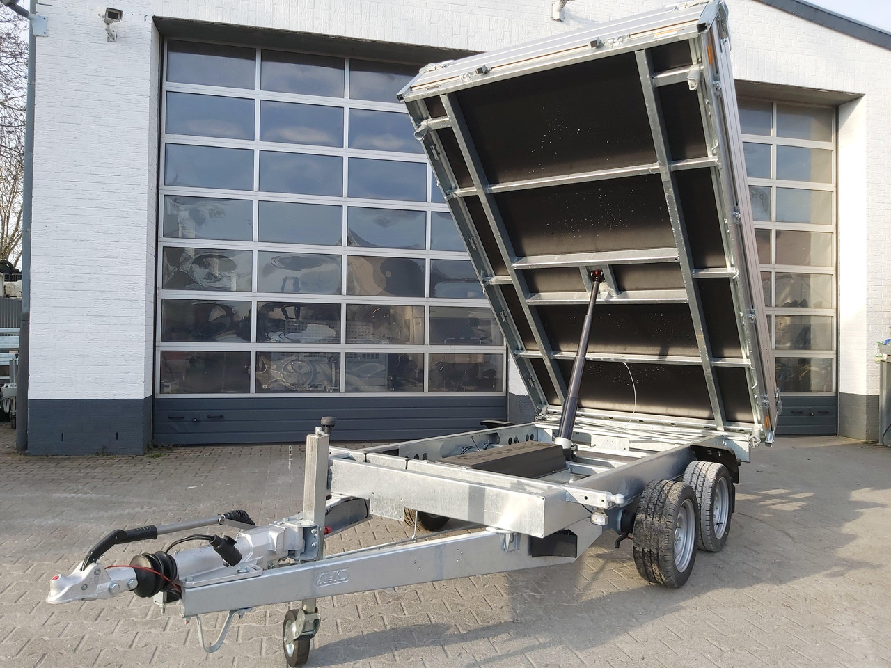 Saris Kipper K3 306 184 3500 2 E 306x184x30cm 3500kg silver Elektro NHP Stützen 13" 3500kg used - Tipper trailer: picture 2 Saris Kipper K3 306 184 3500 2 E 306x184x30cm 3500kg silver Elektro NHP Stützen 13" 3500kg used - Tipper trailer: picture 2