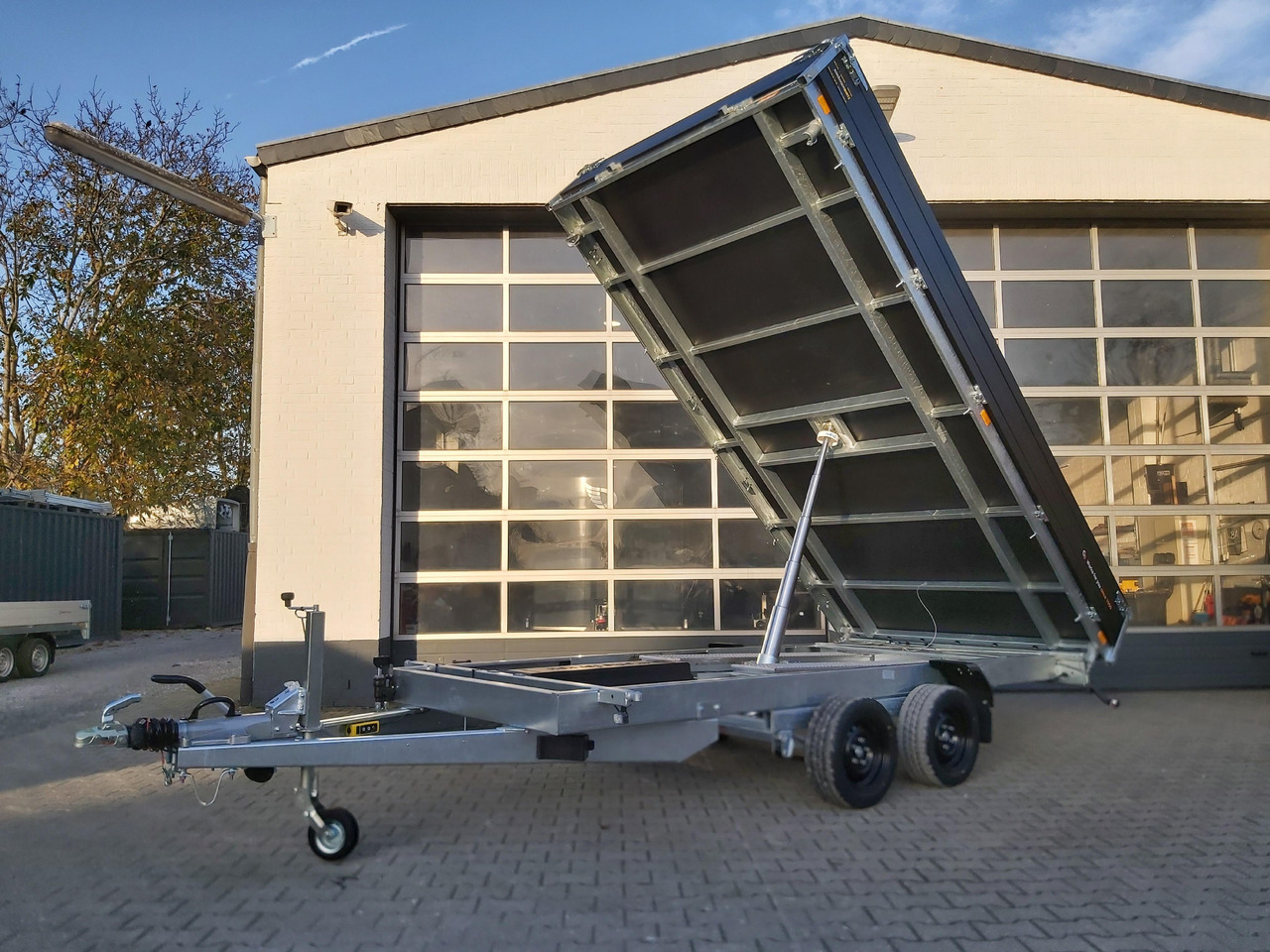 Saris Kipper K3 406 204 3500 2 E 406x204x35 black elektro NH Rampen Blattfeder 3500kg Herbst Aktion - Tipper trailer: picture 1 Saris Kipper K3 406 204 3500 2 E 406x204x35 black elektro NH Rampen Blattfeder 3500kg Herbst Aktion - Tipper trailer: picture 1