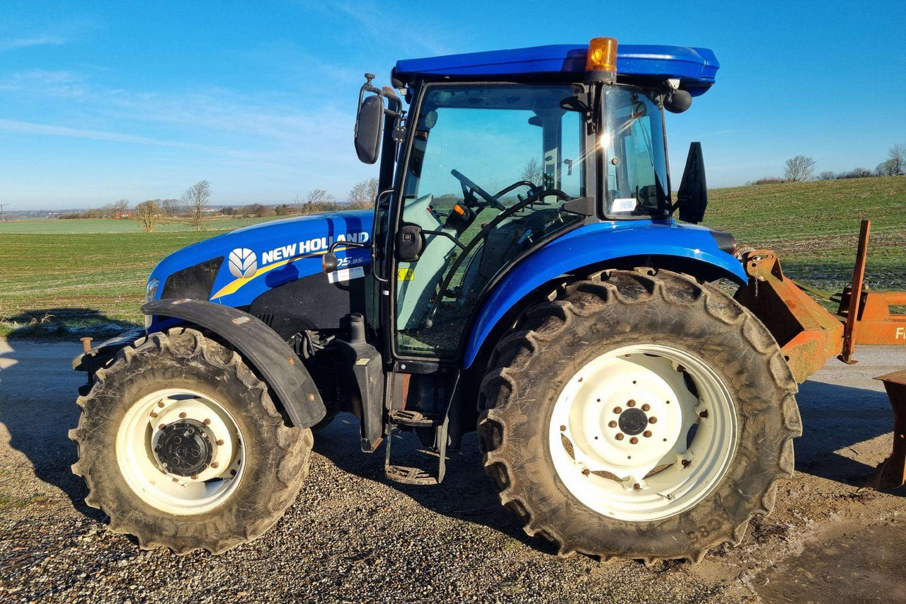 New Holland TD 5.95 - Farm tractor: picture 3 New Holland TD 5.95 - Farm tractor: picture 3
